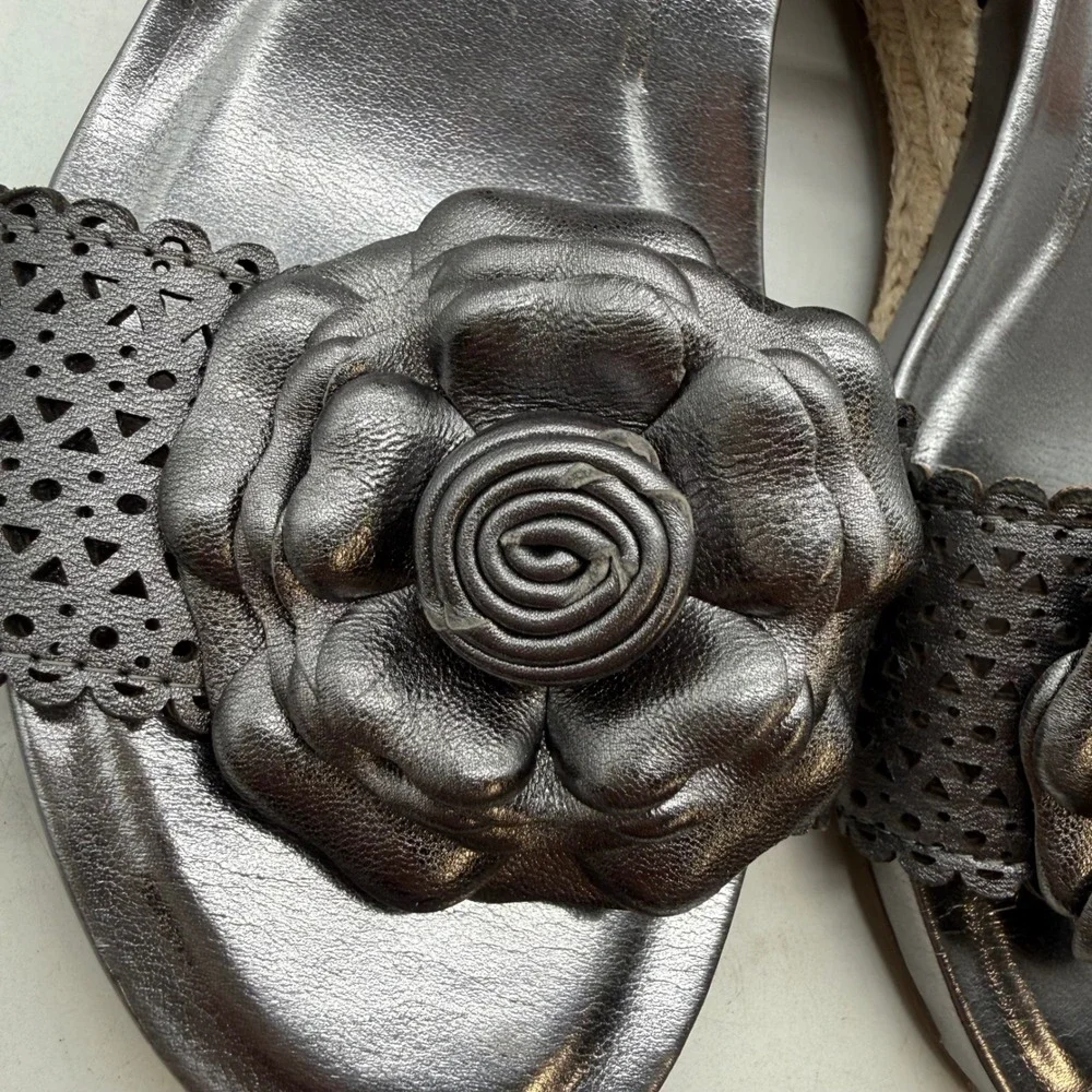 Taryn Rose Henriette Gunmetal Silver Leather Rosette Espadrille Wedge Sandals 7B